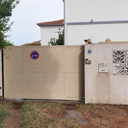 Superbe T2 Avec Jardin, Piscine-Enfant Et Parking Apartment Arles Ngoại thất bức ảnh